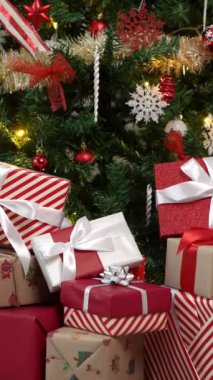 Dikey Güzel hediye kutuları modern Noel süsleme ağacının altında beyaz arka planlı bir evde. Firavun, Noel süsleriyle süslenmişti. Yeni yıl dekorasyon ögesi