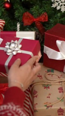 Asya 'dan gelen genç bir kadının dikey yavaş çekimleri, Çin' deki evinde bayram neşesine katkı sağlayan bir Noel paketini beşiğinde taşıyor ve Noel kutlamalarına bir parça Xmas katıyor..
