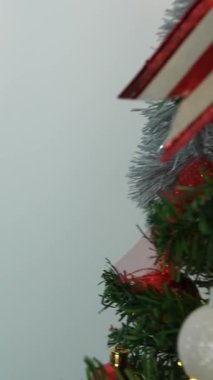 Dikey Şenlik Kırmızı Noel topları. Güzel yeşil köknar dalları Xmas süslemeleri ile süslenmiş. Kış noeli konsepti. Yeni yıl arkaplanını görüntüle.
