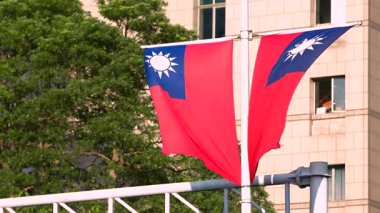 Tayvan bayrağı, ulusal gurur ve Tayvan bağımsızlığını temsil eden bir hükümet binasının önünde gün boyunca dalgalanıyor..