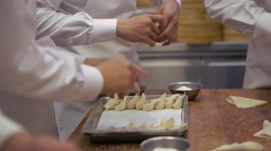 Tayvanlı şefler mutfakta ustalıkla elle taze börek yapıyorlar. Gelenek açısından zengin olan süreç, Tayvan 'ın mutfak mirasını yansıtan hamuru dikkatlice hazırlamayı içeriyor..