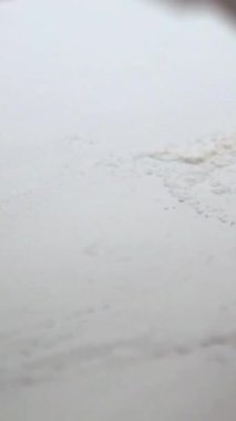 Dikey Tayvanlı şef Çin mantısı Jiaozi 'yi yaratmak için eti etle doldurmadan önce hamur topluyor. Asyalı adam mutfakta taze hamur köftesi yapıyor..