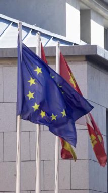 İspanyol bayrağının Avila 'da zarif bir şekilde dalgalanmasının dikey yavaş hareketi. İspanya 'nın tarihteki gururunun sakin ve saygılı bir temsili..