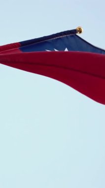 Alacakaranlıkta bir sokak kutbuna monte edilmiş Tayvan bayrağının dikey yavaş hareketi gururu ve kültürel kimliği vurguluyor. Kentsel ve ulusal temalar için mükemmel.