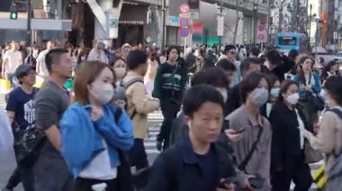 Tokyo, Japonya-10 Nisan 2023: Japonya 'da Shibuya Geçidi' ni hareketli ve büyüleyici bir hareket ve enerji gösterisi yaratan yayalar geçidi..