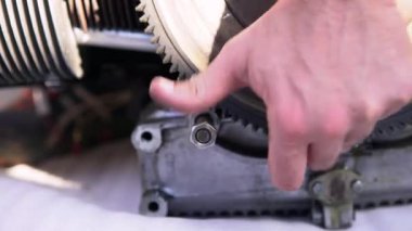 İspanya 'daki bir garajda motor bileşenleri titizlikle ayarlayan ellerin yakınlaştırılması, uzmanlığı, aletlerin kullanımını ve kırsal tamir ayarlarının cazibesini vurgulamak.