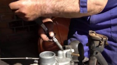 Bu mekanik çalışmada yer alan karmaşık ayrıntıları ve araçları vurgulayarak, klasik bir araba motoru için restorasyon sürecinin yakın görüntüsü.