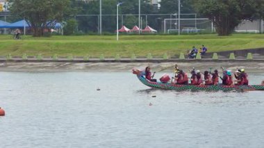 Taipei, Tayvan-08 Haziran 2024: Taipei raketçisinin su sıçratma vuruşunun ortasında yavaş hareketi, kürek kesme yüzeyi ve silah gücüyle düşük açıdan yakalanması.