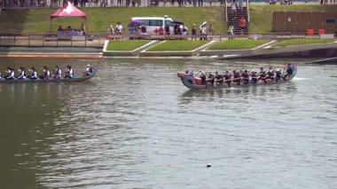 Taipei, Tayvan-08 Haziran 2024: Taipei kürekçisinin uzun kulaç atışları ve kürek çekerek sakin suları keserek kıyıdan süzülüşünün yavaş hareketi.