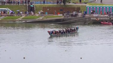 Taipei, Tayvan-08 Haziran 2024: Taipei kürekçisinin yarış vuruşundan önce yavaş hareket etmesi, kürek çekmeye hazırlanması, tutuşu düşünceli bir duraklamaya ayarlaması.