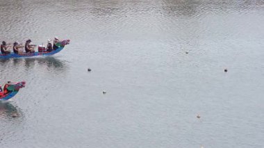 Taipei, Tayvan-08 Haziran 2024: Taipei raketçilerinin gölden göle, dinlenme ve sakin suyun altın saatinde ışıldamasını yavaş çekimleri.