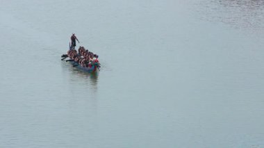 Taipei, Tayvan-08 Haziran 2024: Yavaş hareket eden Taipei kürekçisi yavaşça nefes alıyor, sırt üstü uzanıyor, sakin göl üzerinde sıcak ışıkla filme alınıyor..