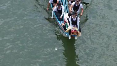 Taipei, Tayvan-08 Haziran 2024: Teknede otururken, kürek çekerken, suda doğal ışık ve dinlenirken, Taipei kürekçisinin yavaşça gerilmesi.