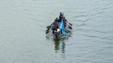 Taipei, Tayvan-08 Haziran 2024: Taipei kürekçisinin sakin su ve çevre günışığıyla gözlerini kapatıp, dizlerinin üzerinde kürek çekmesi.