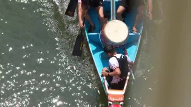 Taipei, Tayvan-08 Haziran 2024: Taipei kürekçisinin dinlenme küreğini yavaşça çekmesi, yumuşak ışıkta huzurlu gölle yan yana bakması.