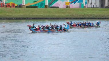 Taipei, Tayvan-08 Haziran 2024: Taipei raket tutucusunun suda süzülürken yavaş hareketi, hafif parıltı ve göl hareketi ile yan görünüm.