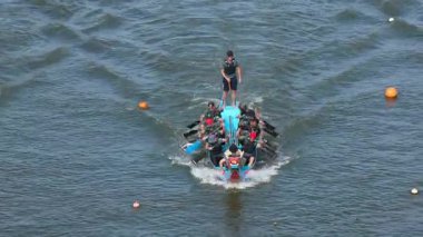 Taipei, Tayvan-08 Haziran 2024: Taipei kürekçisinin yavaş hareketi sakince oturuyor, omuzlarında denge, gölde hafif ışık ve durgunluk.