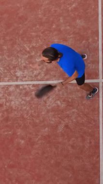 Dikey, profesyonel bir raket tenisçisinin dış sahadaki görüntüsü. Beyaz çizgilerin üzerinde yer alıyor..