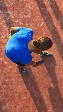 Dikey, topa servis sırasında nerede vurulacağını gösteren bir Padel öğretmeninin üst görünümü. Açık sahada raket tenis okulu.