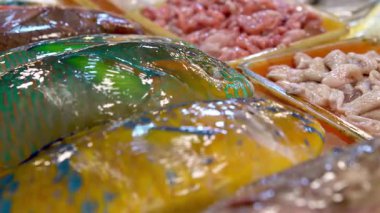 Canlı papağan balığı ve çeşitli deniz ürünleri kesimleri Kaohsiungs geleneksel pazarındaki taze balık tedarikçisinde sergileniyor. Tayvan 'ın zengin deniz ürünleri kültürüne bir göz atma imkanı sunuyor..