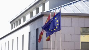 Avila 'da İspanyol bayrağının yavaşça dalgalanması. İspanya 'nın tarihteki gururunun sakin ve saygılı bir temsili..