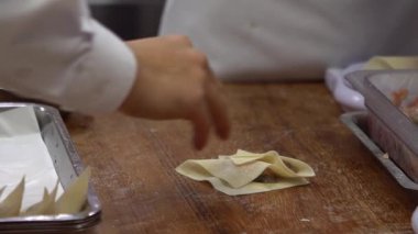 Tayvanlı şeflerden oluşan bir ekibin yavaş hareketi geleneksel hamur köftelerini ustalıkla hazırlıyor, elleri hamuru ustalıkla şekillendiriyor. Kalabalık bir restoranda şefler taze ve otantik tatlar yaratırlar..