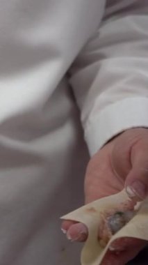 Tayvanlı şeflerden oluşan dikey ekip geleneksel hamur köftelerini ustalıkla hazırlıyor, elleri hamuru ustalıkla şekillendiriyor. Kalabalık bir restoranda şefler taze ve otantik tatlar yaratırlar..