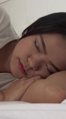 Yüzük tutan dul yaşlı bir kadının yaşlı ellerini kapat. Kafkasyalı büyükanne evde oturuyor. 93 yaşındaki büyükannenin buruşuk elleri.