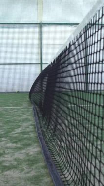 Bir kulübün içindeki yeşil kortta raket tenis ağı hareketi. Raket sporu konsepti