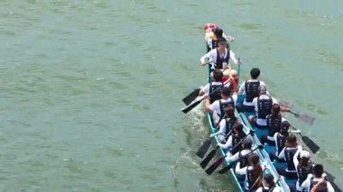 Taipei, Tayvan-08 Haziran 2024: Taipei kürekçisinin dinlenme, dizlerinin üzerinde kürek çekme, barışçıl atmosfer ve güneş ışığı altında gölün durgunluğu.