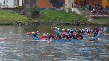 Taipei, Tayvan-08 Haziran 2024: Taipei kürekçisinin yavaş hareketi, altın saat arka planına karşı yan görüş.