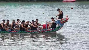 Taipei, Tayvan-08 Haziran 2024: Tayvan raketlerinin yavaşça öne eğilmesi, gölde hafif bir parıltı ve meditasyon ifadesi.