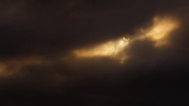 Kalın altın bulutlar batan güneşi gölgeliyor Taichung semalarında gökyüzünü yarıp geçerken, ılık alacakaranlık tonlarında havayı yıkıyor.