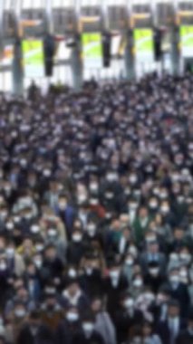 Yoğun bir Tokyo caddesinde yürüyen, anonimlik, şehir stresi ve çağdaş şehir yaşamında sabah rutinini çağrıştıran Asyalı göçmenlerin yoğun akışını gösteren dikey çözünürlük..