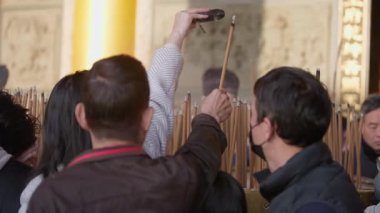 Taichung, Tayvan-29 Ocak 2025: Mihrabın içinde altın tapınak salonunda dua eden ibadet edenlerin yavaşlaması, bir inanç ayini ve kolektif bağlılık ayini gerçekleştiriyor..