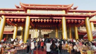 Taichung, Tayvan-29 Ocak 2025: Sanyang Longjing Tiangong Tapınağı büyük bir kalabalık dini olayı kutluyor. Dekoratif kırmızı ve altın tapınağın dışı parlak öğleden sonra gökyüzü ile tezat oluşturuyor..
