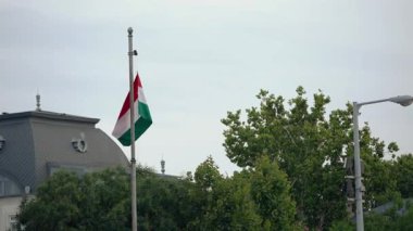 Budapeşte 'de yemyeşil bir kutupla çevrili Macar bayrağının yavaş hareketi doğa ve ulusal kimlik arasındaki uyumu sembolize ediyor..