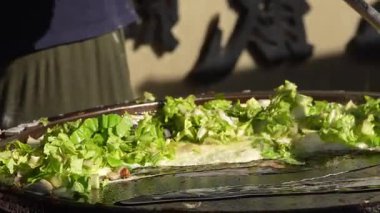 Taichung 'daki bir sokak satıcısı tarafından özenle pişirilen sıcak istiridye omletinin yavaş yavaş pişirilmesi.