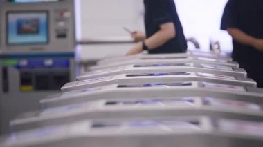 Güney Kore, Seul - 09 Temmuz 2025: Seul metro istasyonundaki metro kapısından sabah koşuşturması sırasında yürüyen banliyö sakinleri rutin seyahat kayıtlarını gösterdiler