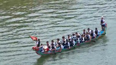 Taipei, Tayvan-08 Haziran 2024: Taipei kürekçisinin yavaş hareketi zihinsel olarak hazırlanıyor, sakin gölün yanında kürek çekiyor, altın saat içinde yakalanıyor.