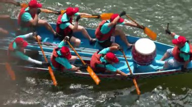 Taipei, Tayvan-08 Haziran 2024: Taipei kürekçisinin yavaş hareket eden yüzü raketin üzerinde dinleniyor, yarışmadan sonra gözleri yansıma anında kapanıyor.