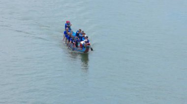 Taipei, Tayvan-08 Haziran 2024: Taipei kürekçisinin yavaşça suya girmesi, hafif dalgaların yüzeye yansıması gibi arkadan görülmektedir.