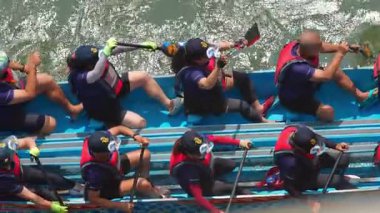 Taipei, Tayvan-08 Haziran 2024: Felce hazırlanan Taipei kürekçisi yavaş çekim, havada kürek çekme ve durgunluk, gölden gelen sıcak arka plan.