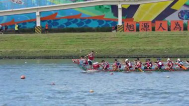 Taipei, Tayvan-08 Haziran 2024: Taipei raketlerinin yavaş hareketi altın ışık altında kürek çekerken, gözler sabit ve göl altta parıldıyor.