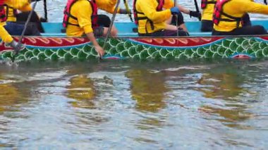 Taipei, Tayvan-08 Haziran 2024: Su ışıldarken güneş ışığı soluklaşırken, Tayvan raketlerinin yavaşça kürek çekmesi.