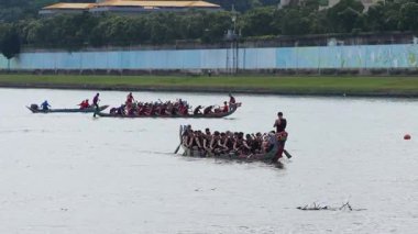 Taipei, Tayvan-08 Haziran 2024: Taipei kürekçisinin yavaşça nefes alıp verişi, sıcak arka plan ışığı gölde siluet oluşturması.