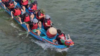 Taipei, Tayvan-08 Haziran 2024: Taipei kürekçisinin yavaşça suya girmesi, hafif dalgaların yüzeye yansıması gibi arkadan görülmektedir.