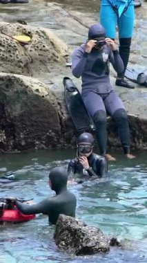 Keelung, Tayvan-16 Temmuz 2019: Asyalılar şnorkelle yüzmeye hazırlanıyor deniz suyu arka planında maske ve tüp, tropik bir adanın sahilinde yaz tatili