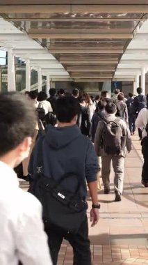 Tokyo, Japonya-17 Şubat 2020: Japon yayaların temiz iç geçitten geçişlerini gösteren yavaş çekim sahnesi. Bu tempo modern şehir yaşamında baskı, rutin ve müşterek yön temaları artırır..