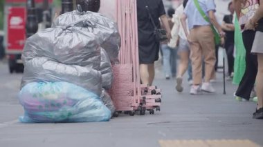 Güney Kore, Seul -08 Temmuz 2025: Insadong ilçesindeki geri dönüşüm çantaları ve mağazaların önünden yavaş yavaş geçen yaya akışı, ayrıntılar ve hafif sis arasında gelişigüzel hareket eden insanlar